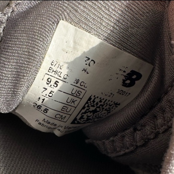 New Balance Gray Athletic Shoes with Seamless Upper size 9.5 - Picture 10 of 10